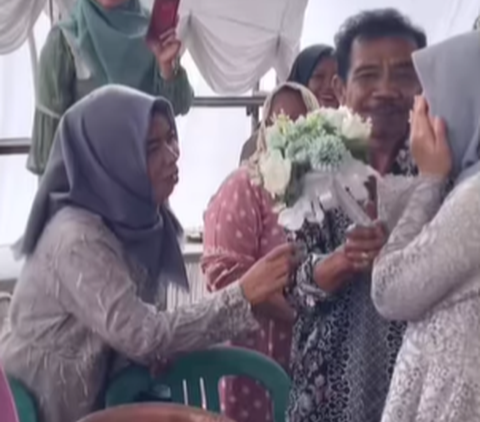 Funny yet Touching Moment: Father Catches Bridal Bouquet, Daughter Panics and Cries