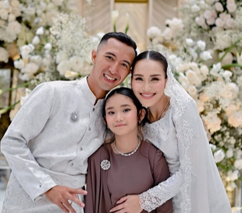 Finally Posting Ayu Ting Ting's Engagement Photos, Umi Kalsum: You Deserve to Be Happy, My Child