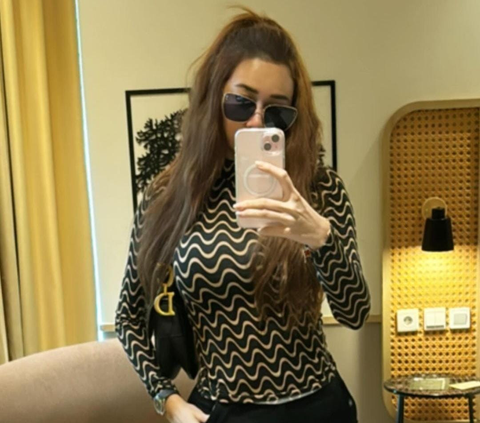 7 Potret Cantik Aura Kasih Pamer Body Goals saat Mirror Selfie, Netizen 'Memang Super'