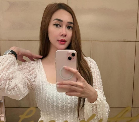 7 Potret Cantik Aura Kasih Pamer Body Goals saat Mirror Selfie, Netizen 'Memang Super'