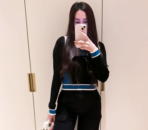 7 Potret Cantik Aura Kasih Pamer Body Goals saat Mirror Selfie, Netizen 'Memang Super'