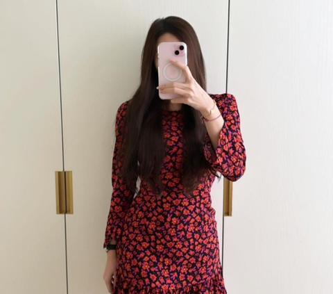 7 Potret Cantik Aura Kasih Pamer Body Goals saat Mirror Selfie, Netizen 'Memang Super'