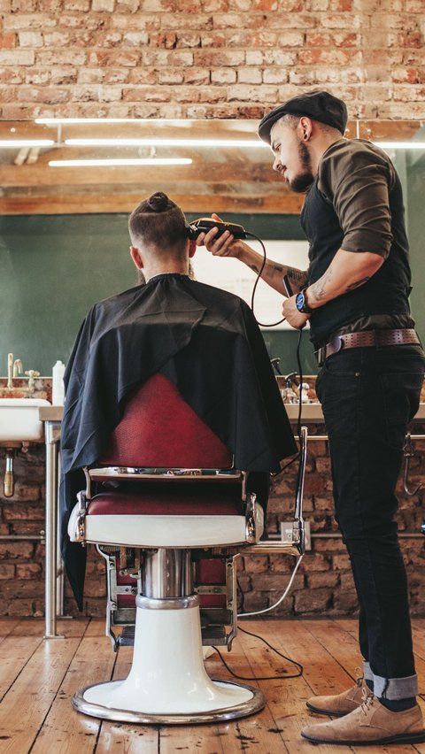 Feeling disappointed, a tourist cuts the barber's hair and then leaves without paying.