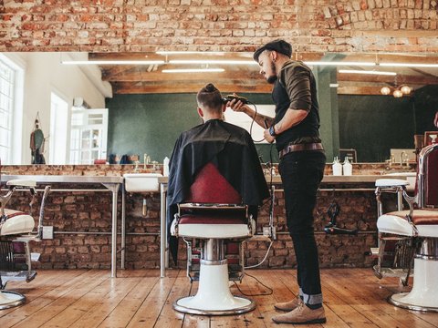 Feeling Disappointed, Tourist Cuts Hair of Barber and Leaves Without Paying