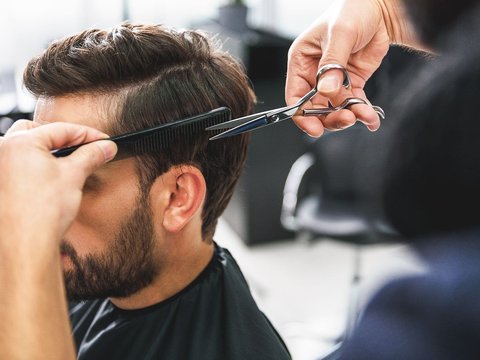 Feeling Disappointed, Tourist Cuts Hair of Barber and Leaves Without Paying