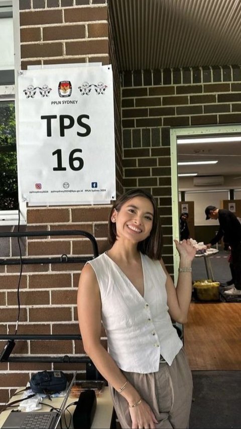 Acha Septriasa showed off after voting first at Polling Station 16 in Australia.