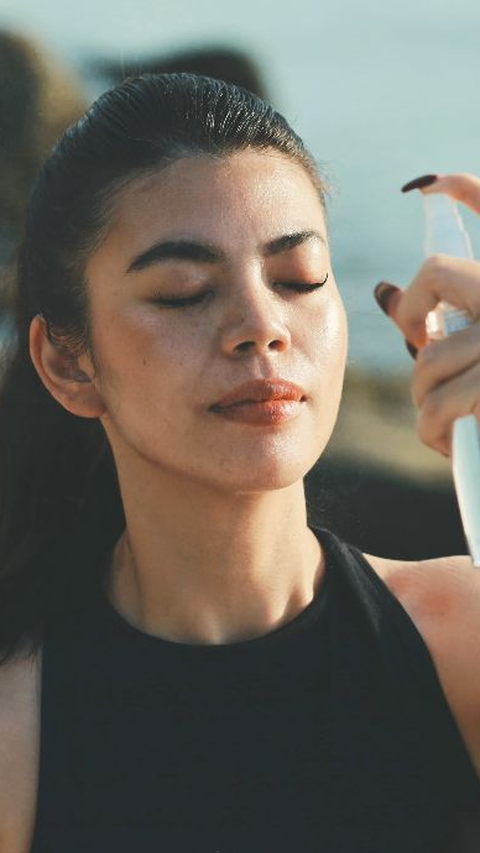 Rekomendasi Sunscreen Spray dan Cara Menggunakannya yang Aman untuk Kulit