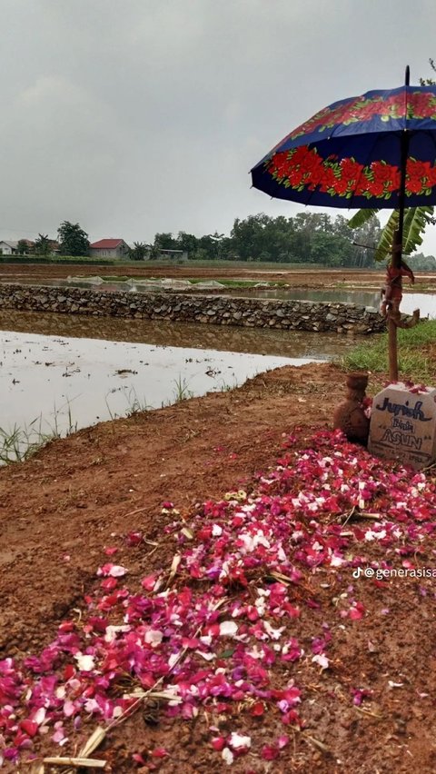 Kisah Haru Anak Kunjungi Makam Ibunda yang Wafat saat Melahirkan, Bawa Piala Pamer Juara Lomba Tahfidz