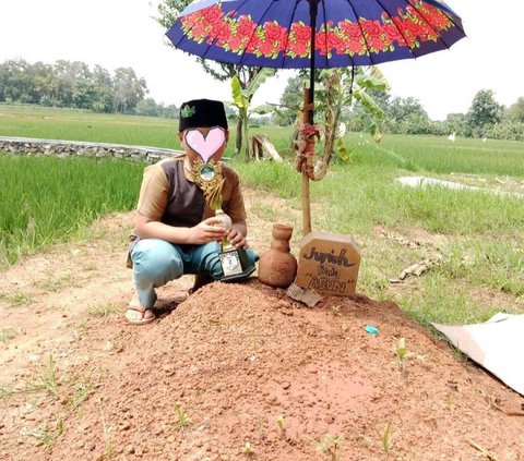 Kisah Haru Anak Kunjungi Makam Ibunda yang Wafat saat Melahirkan, Bawa Piala Pamer Juara Lomba Tahfidz