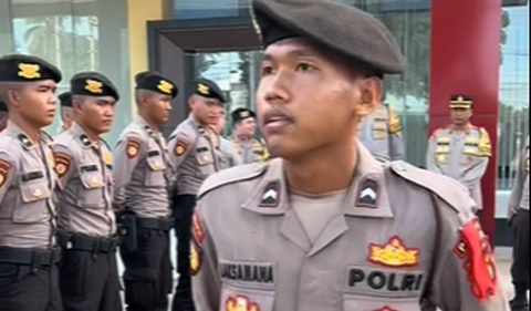 Meski pangkat tersebut hanya disematkan bagi perwira tinggi TNI AL, sosoknya justru masuk sebagai seorang bintara polisi.