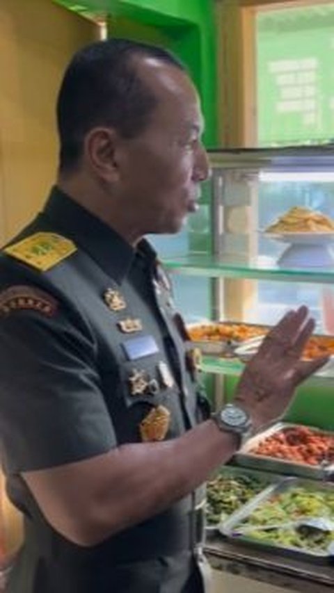 Gagah Berseragam Dinas, Jenderal Bintang 2 TNI Sarapan Uduk di Warung Nasi jadi Sorotan<br>