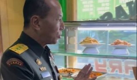Tampil gagah menggunakan seragam, jenderal bintang dua itu terlebih dulu menyapa penjual nasi uduk saat masuk ke dalam warung.