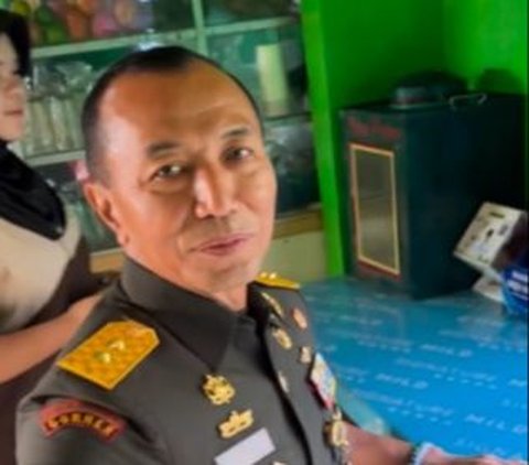 Gagah Berseragam Dinas, Jenderal Bintang 2 TNI Sarapan Uduk di Warung Nasi jadi Sorotan