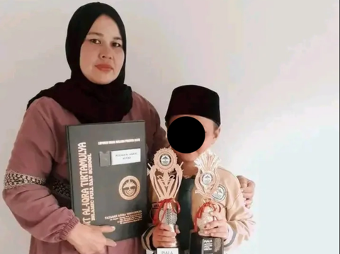 Touching Story of a Child Bringing the Champion Trophy of Tahfidz Competition to the Grave: A Gift for Mama