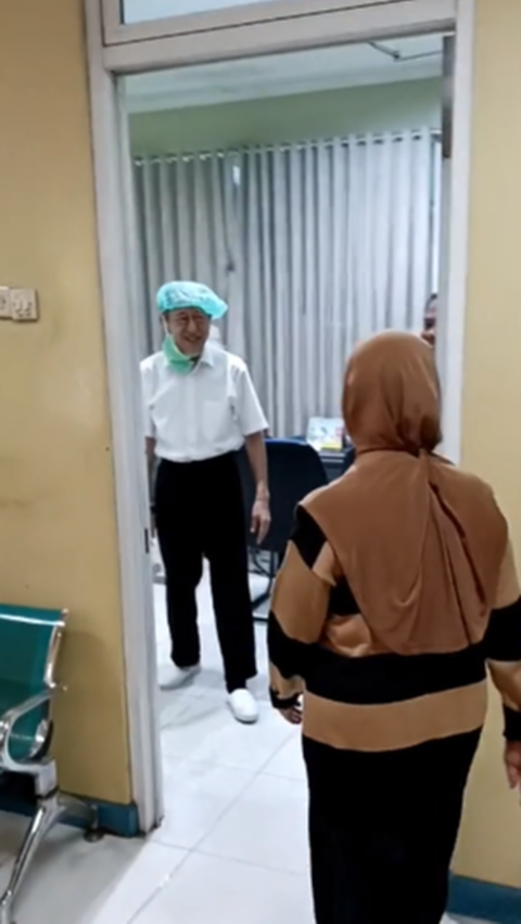 Pernah jadi Spesialis Mata Terbaik ke-2 di Indonesia, Sosok Dokter ini Amat Sederhana & Disiplin sampai Istri Harus Antre Berobat 