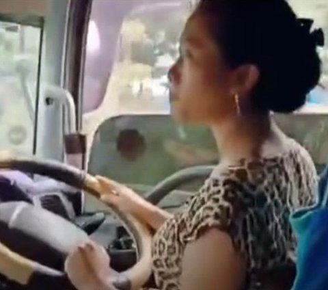 Potret Cantik Sopir Truk Gandeng Pakai Daster Bercorak Macan Tutul, Bikin Salfok