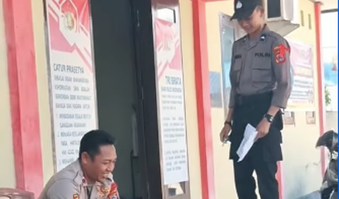 Lantas pria perekam video itu menjelaskan jika Dika memanggil sang ayah komandan jika berada di kantor. Sementara ketika selepas dinas, Dika akan memanggilnya bapak.<br>