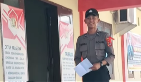 Saat ditanya, Dika menjawab bahwa polisi di hadapannya itu ialah komandannya.<br><br>