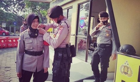 Momen Manja Anak dengan Ibu Sama-sama Polisi<br>