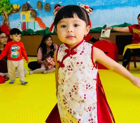 10 Styles of Celebrity Kids Wearing Traditional Chinese New Year Outfits, Ameena Cosplays as Ling Ling, So Adorable!