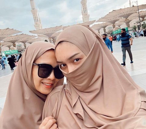 3 Melody Prima's Stylish Outfits During Umrah