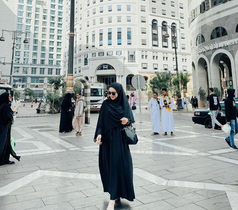 3 Melody Prima's Stylish Outfits During Umrah
