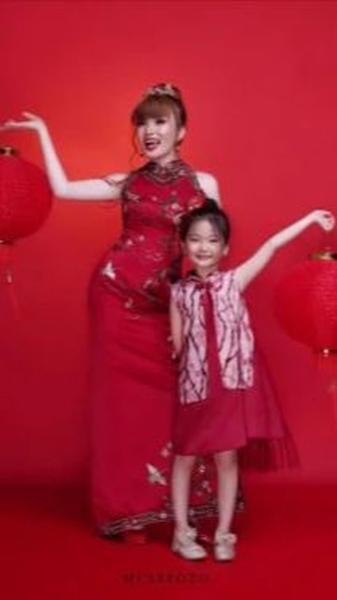 Mirabelle Tiffany Eleanor anak Angel mantan Cherrybelle tampil cantik dengan dress merah.<br>