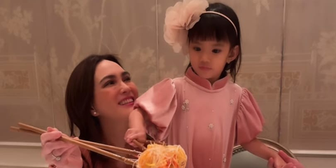 Postingan Shandy Aulia tak luput dari perhatian netizen. Potret Claire disebut makin cantik seperti sang mama.<br>