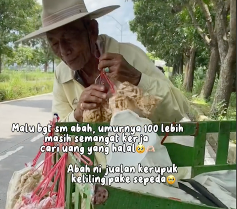 Hanya Untung Rp 300 Perak, Kakek Usia 100 Tahun Ini Bertahan Hidup dari Jualan Kerupuk Keliling