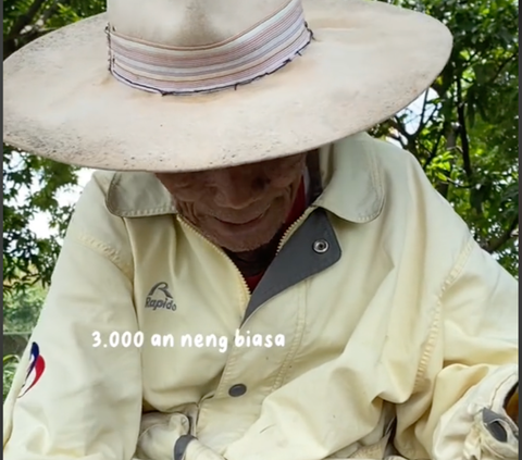 Hanya Untung Rp 300 Perak, Kakek Usia 100 Tahun Ini Bertahan Hidup dari Jualan Kerupuk Keliling