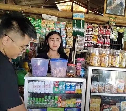 Mbak Penjual Kopi di Warung Ini Jadi Sorotan, Wajahnya Mirip Artis Cantik