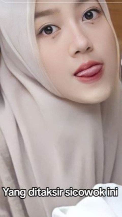 Initially, Fey liked the friend of the account owner who was wearing a cream hijab in the photo.