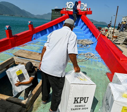 Anggota unit logistik Komisi Pemilihan Umum (KPU) mengantarkan logistik Pemilu ke TPS terpencil yang cenderung sulit dijangkau karena jarak yang jauh dan medan yang juga tak bersahabat. Foto: AFP / CHAIDEER MAHYUDDIN<br>