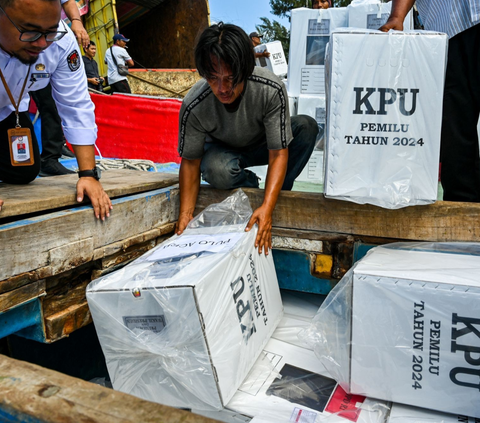 FOTO: Jerih Payah Petugas KPU Antar Logistik Pemilu 2024 ke TPS Terpencil, Dari Lewat Laut hingga Naik Gerobak Sapi Menerobos Lumpur