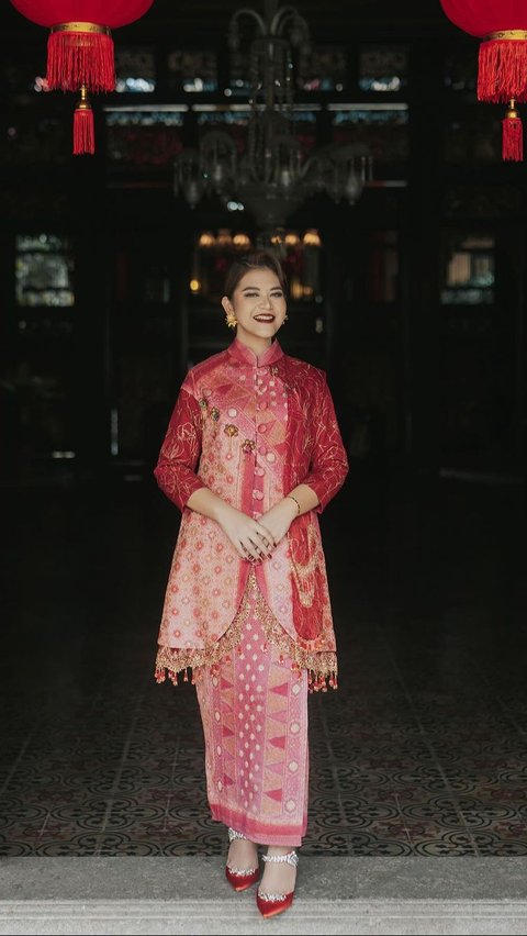 10 Portraits of Kahiyang Ayu with Chinese New Year Theme, Focused on Her Slim Body