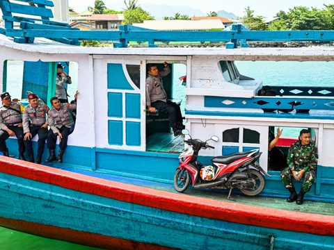 FOTO: Jerih Payah Petugas KPU Antar Logistik Pemilu 2024 ke TPS Terpencil, Dari Lewat Laut hingga Naik Gerobak Sapi Menerobos Lumpur