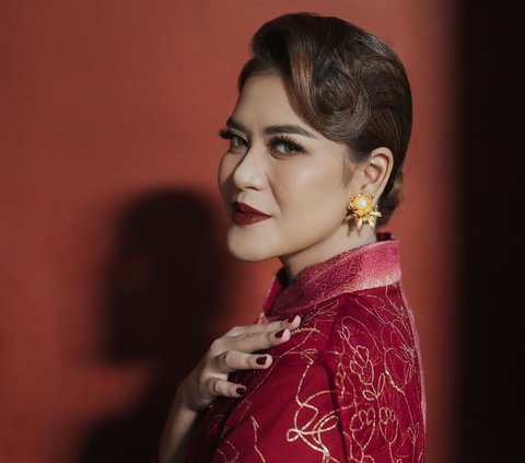 10 Portraits of Kahiyang Ayu with Chinese New Year Theme, Focused on Her Slim Body