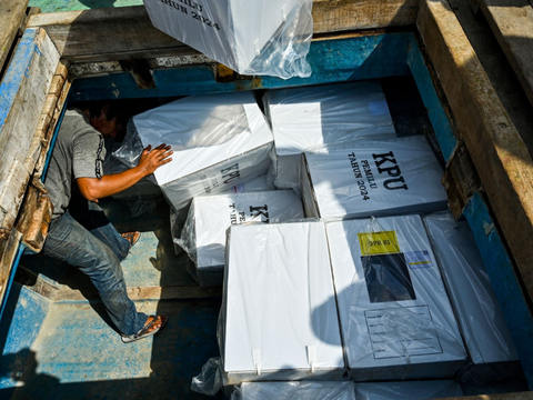 FOTO: Jerih Payah Petugas KPU Antar Logistik Pemilu 2024 ke TPS Terpencil, Dari Lewat Laut hingga Naik Gerobak Sapi Menerobos Lumpur