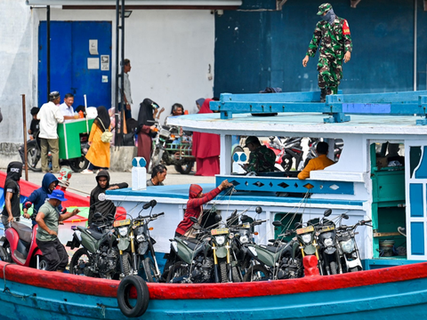 FOTO: Jerih Payah Petugas KPU Antar Logistik Pemilu 2024 ke TPS Terpencil, Dari Lewat Laut hingga Naik Gerobak Sapi Menerobos Lumpur