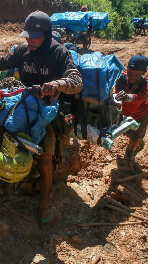 Seperti yang terlihat, proses penyaluran logistik tidak mudah. Petugas KPU harus melewati medan yang sulit, seperti sungai, laut hingga jalan lumpur. Foto: AFP / PERDIANSYAH