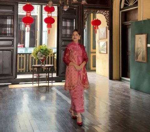10 Portraits of Kahiyang Ayu with Chinese New Year Theme, Focused on Her Slim Body