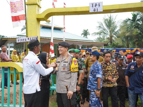 Kapolda Riau dan Kapolres Meranti Tinjau TPS di Pulau Terluar, Semangati Petugas