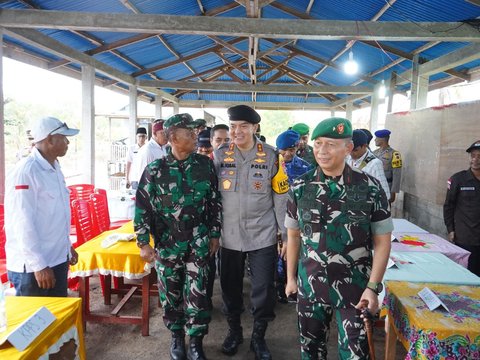 Kapolda Riau dan Kapolres Meranti Tinjau TPS di Pulau Terluar, Semangati Petugas