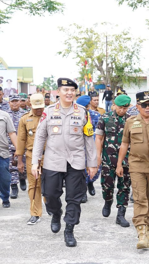 Kapolda Riau dan Kapolres Meranti Tinjau TPS di Pulau Terluar, Semangati Petugas