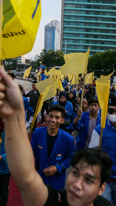 Aksi unjuk rasa ini dilakukan di sekitaran Bundaran HI. Mereka berjalan kaki sambil memegang bendera kuning.  Foto: Liputan6.com / Angga Yuniar