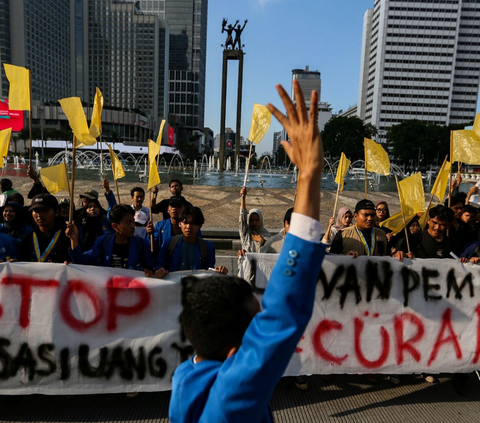 FOTO: Aksi Stop Pemilu Curang dan Praktik KKN, Massa Mahasiswa Kibarkan Bendera Kuning di Bundaran HI