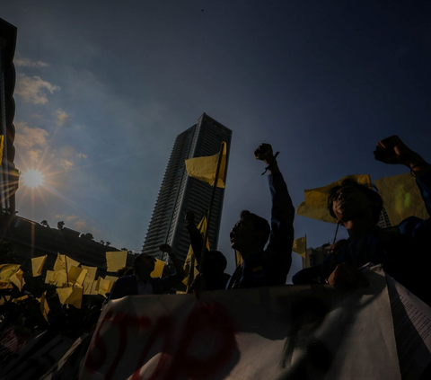 FOTO: Aksi Stop Pemilu Curang dan Praktik KKN, Massa Mahasiswa Kibarkan Bendera Kuning di Bundaran HI