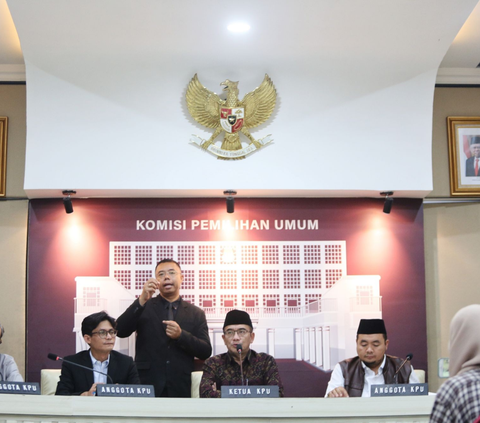 Ketua KPU Hasyim Asyari (tengah) didampingi anggota KPU August Mellaz (kiri) dan Mochammad Afifuddin (kanan) memberikan keterangan pers menjelang pencoblosan surat suara Pemilu 2024 di kantor KPU, Jakarta, Senin (12/2/2024).