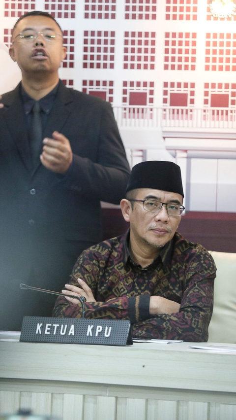 Ketua KPU Hasyim Asyari ketika memberikan keterangan pers di kantor KPU, Jakarta, Senin (12/2/2024). Foto: Liputan6.com / Angga Yuniar