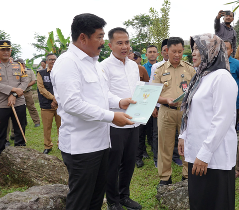 Serahkan Sertifikat Tanah di Kabupaten Bogor, Menteri ATR/BPN Ungkap Keuntungan bagi Masyarakat
